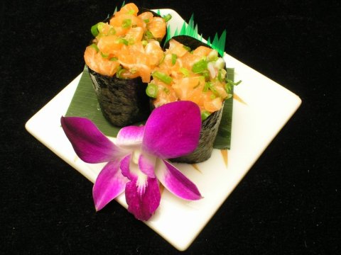 三文鱼牛油果寿司图片 好吃的三文鱼寿司美食图