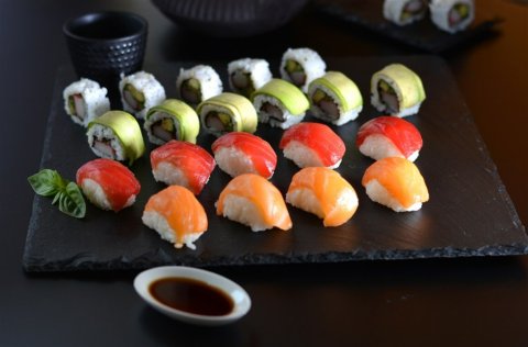 摆的整齐的日本寿司