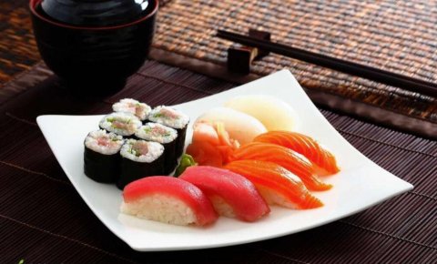 味道鲜美的日式寿司拼盘图片