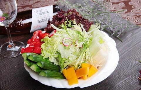 漂亮的田园蔬菜沙拉图片