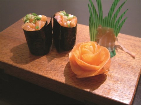 炙烧三文鱼寿司图片 美味的三文鱼寿司素材精选