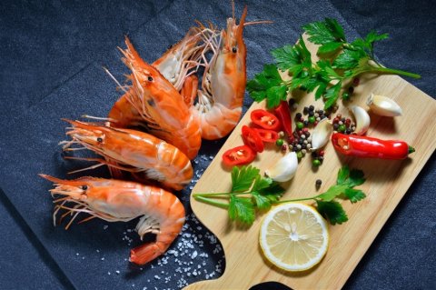 鲜虾和木板上的菜品高清摄影图