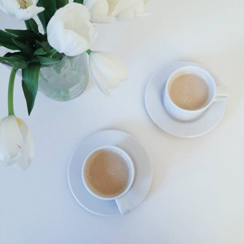 双份香浓可口的奶茶特写