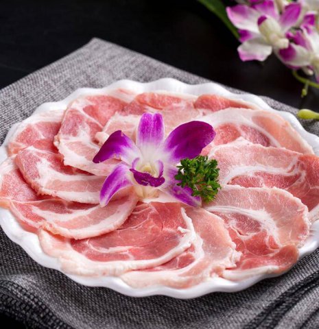 肥瘦相间的自助五花烤肉图片