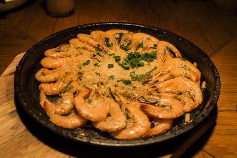 <b>美味海鲜铁板烤虾高清美食图片</b>