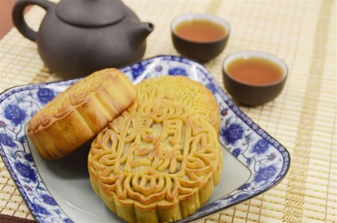 近拍茶杯几个中秋月饼图