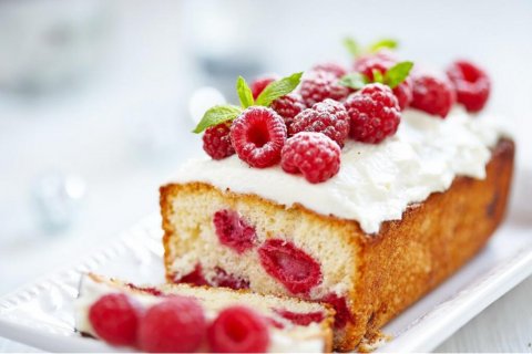 诱人香甜的双层水果蛋糕图片