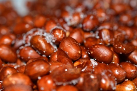 红色的炒花生仁图片