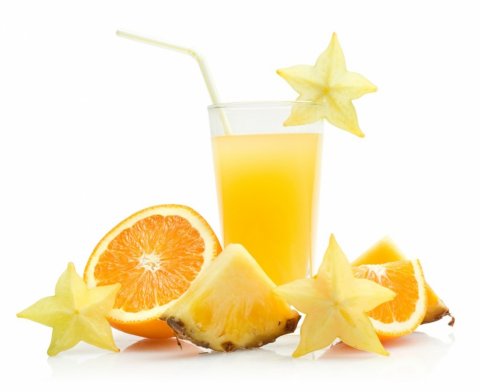 温馨美味营养鲜榨菠萝鲜橙杨桃水果果汁和吸管