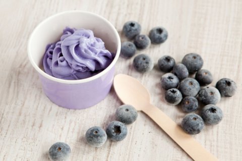 蓝莓冰淇淋高清摄影图片
